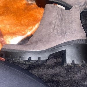 Universal thread Target size 9 dark gray lug sole boots only worn once